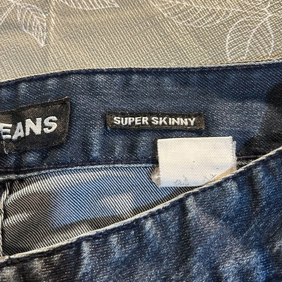 Ladies Only Jeans - Picture 5 of 10